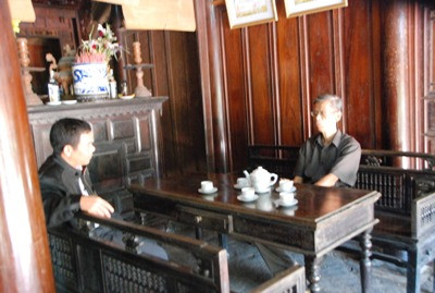 Trong căn nhà đơn sơ này, ông Võ Đại Hàm khi tíu tít bận rộn bởi khách nườm nượp đến thăm khi thui thủi một mình 