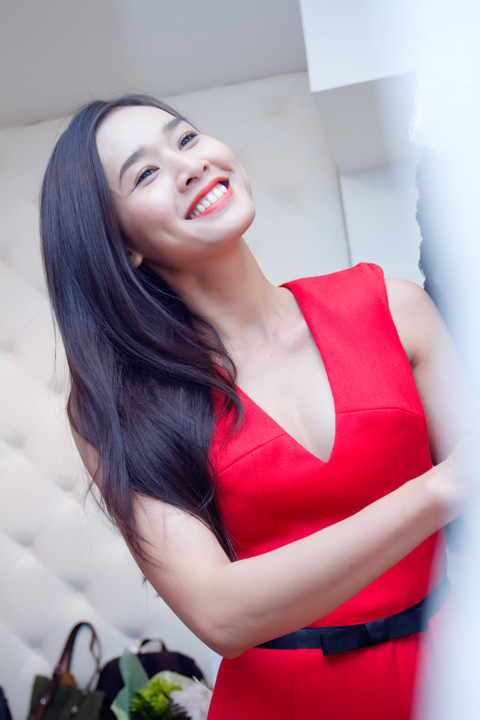 Người đẹp khoe vẻ mặn mà nhưng không kém phần tươi trẻ