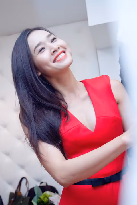 Người đẹp khoe vẻ mặn mà nhưng không kém phần tươi trẻ