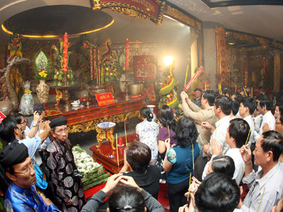 Đông đảo người dân đến dâng hương tại khu tưởng niệm các vua Hùng ở TPHCM Ảnh: A.M