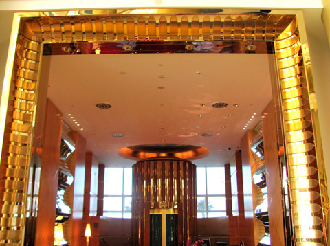 Cửa đi vào một khu mua sắp nằm ở tầng trệt của khách sạn lấp lánh bởi vàng được dát bao quanh và cả nhiều chi tiết bên trong. Cửa đi vào một khu mua sắp nằm ở tầng trệt của khách sạn lấp lánh bởi vàng được dát bao quanh và cả nhiều chi tiết bên trong