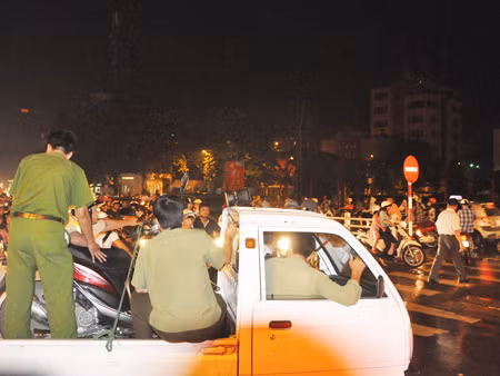 Sự việc xảy ra vào đúng giờ cao điểm, gây ùn tắc giao thông cục bộ tại khu vực cầu Giấy