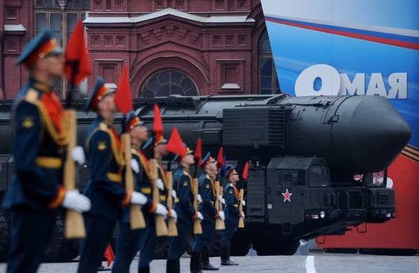 Cùng các loại tên lửa khác nhau diễu hành tại thủ đô Moscow
