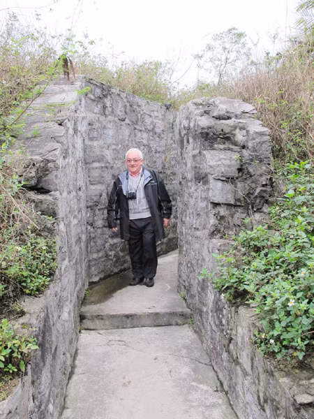 Du khách Pháp khám phá các đường hào