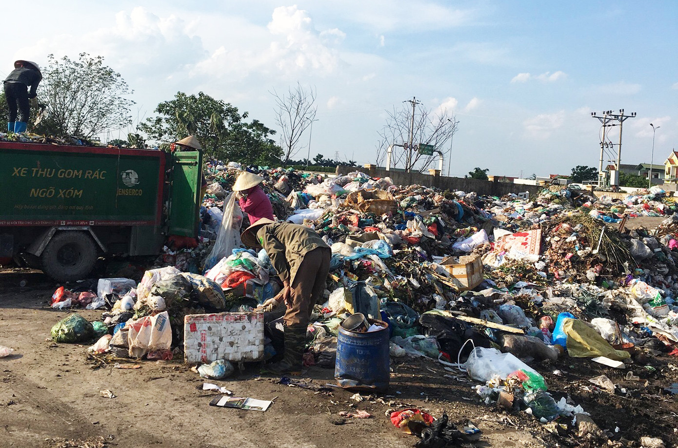 Hàng trăm hộ dân ở Hà Nội bức xúc vì bãi rác lộ thiên, bốc mùi hôi thối ảnh 1