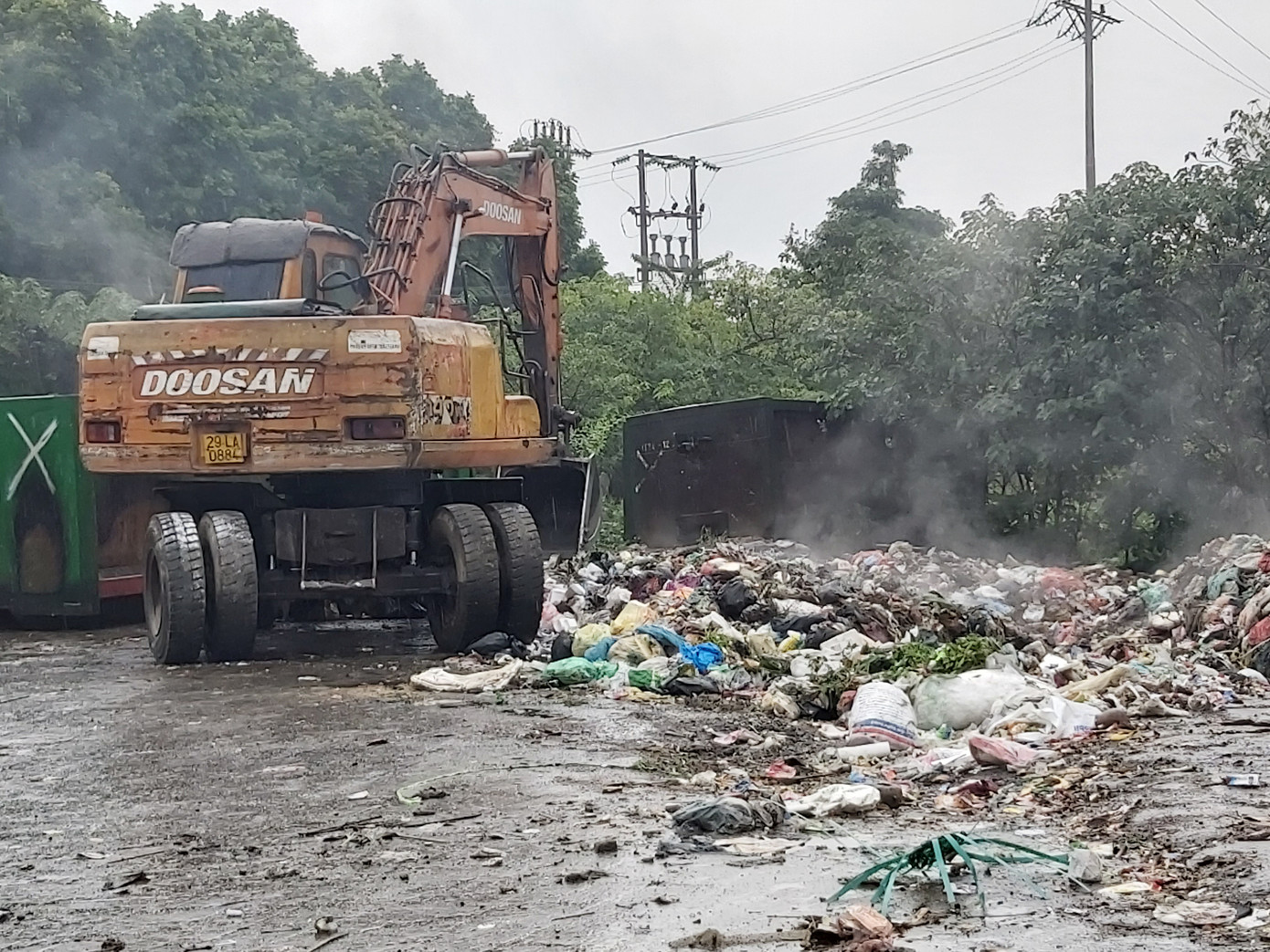 Hàng trăm hộ dân ở Hà Nội bức xúc vì bãi rác lộ thiên, bốc mùi hôi thối ảnh 3