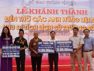 Đại diện Bảo hiểm tiền gửi Việt Nam, Cty CP Cửa sổ nhựa châu Âu Eurowindow, Quỹ Thiện Tâm và báo Tiền Phong trao quà cho đại diện Hội cựu TNXP tỉnh Nghệ An. Ảnh: Trung Hiền. Đại diện Bảo hiểm tiền gửi Việt Nam, Cty CP Cửa sổ nhựa châu Âu Eurowindow, Quỹ Thiện Tâm và báo Tiền Phong trao quà cho đại diện Hội cựu TNXP tỉnh Nghệ An. Ảnh: Trung Hiền