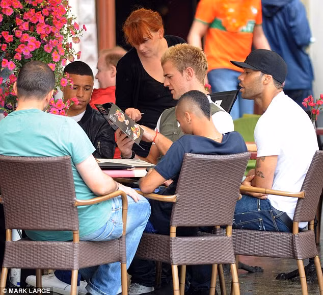 Nghỉ ngơi và ngồi vào quán ăn trưa ở thành phố