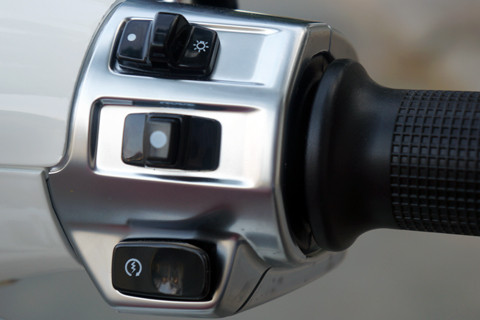 Bên phải có thêm nút chuyển chế độ hiển thị trên màn hình điều khiển