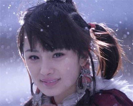 Dương Mịch ở tuổi 17 có các đường nét không khác bây giờ là mấy. Chỉ riêng xương quai hàm của cô to và thô hơn gương mặt chuẩn Vline hiện tại