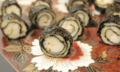 Bước 7: - Dùng dao bén cắt chả thành từng khoanh tròn vừa ăn, dùng kèm với tương ướt và cơm.