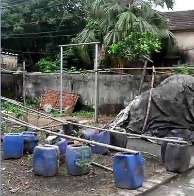 Những thùng chứa mỡ lợn sau khi chế xuất