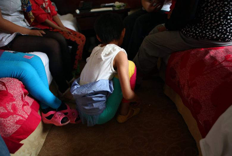 Ảnh chụp ngày 24/5, một trong những nữ sinh bị thầy giáo già lạm dụng tình dục. Ảnh: Sina