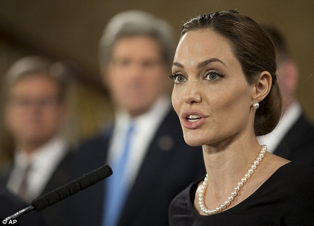 Angelina đã có bài phát biểu đáng chú ý tại hội nghị G8. Angelina đã có bài phát biểu đáng chú ý tại hội nghị G8