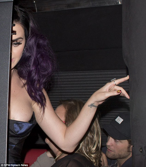 Trong bức ảnh này còn có thể thấy sự xuất hiện của nam diễn viên Robert Pattinson (đội mũ)