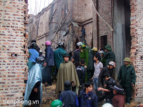 Người dân chưa hết bàng hoàng. Ảnh: Đ.Minh