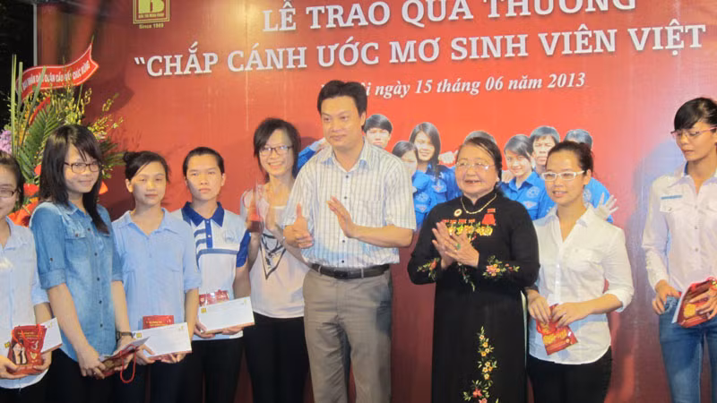 Mẹ ông Vũ Minh Châu lên trao quà cho các em sinh viên 
