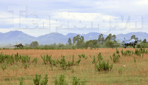 Phi đội Su A của Đoàn Thăng Long trong buổi bay huấn luyện, sẵn sàng chiến đấu