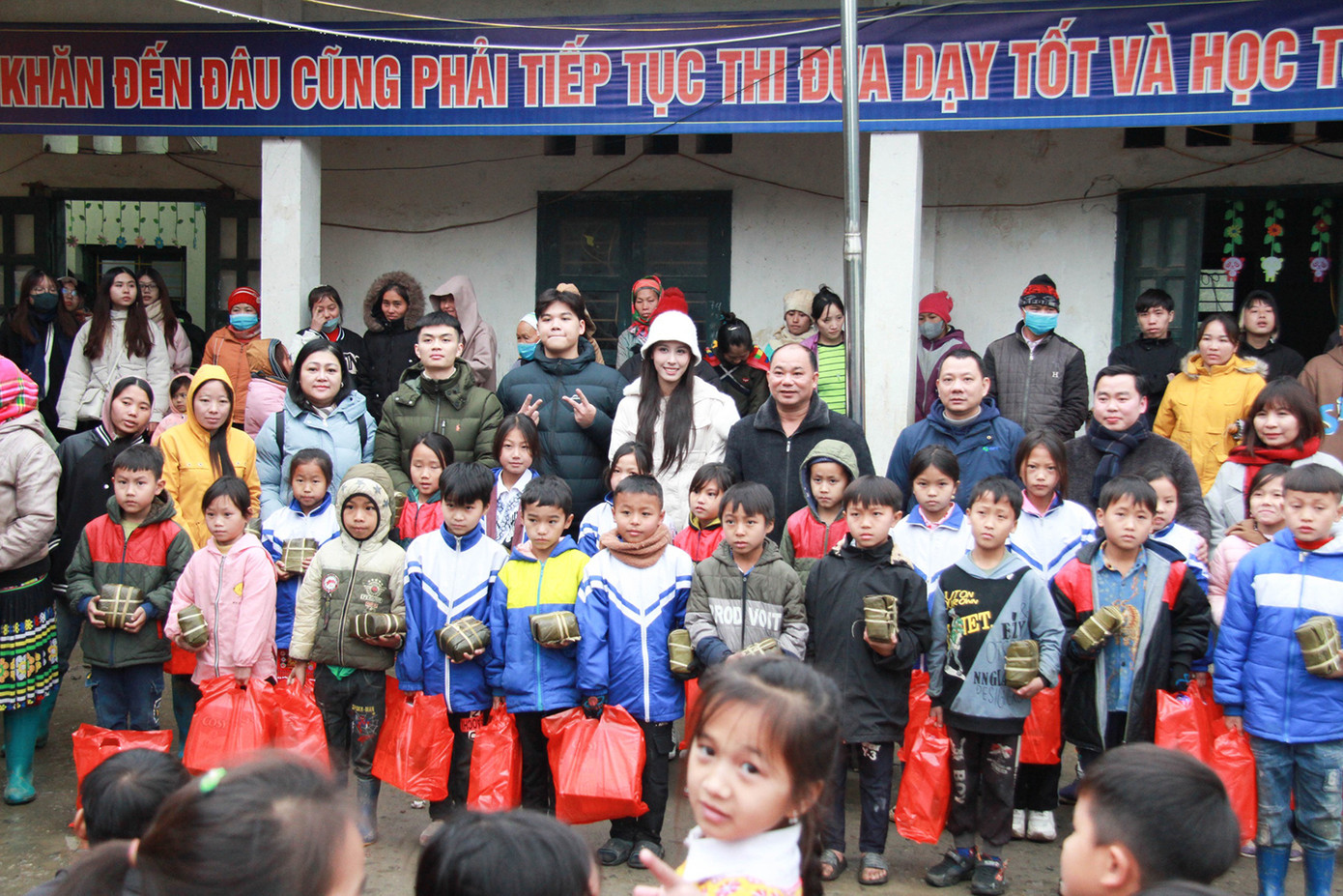 Hình ảnh của Á hậu Thùy Linh, Ngọc Hằng trong chương trình Xuân gắn kết, Tết yêu thương. Hình ảnh của Á hậu Thùy Linh, Ngọc Hằng trong chương trình Xuân gắn kết, Tết yêu thương.