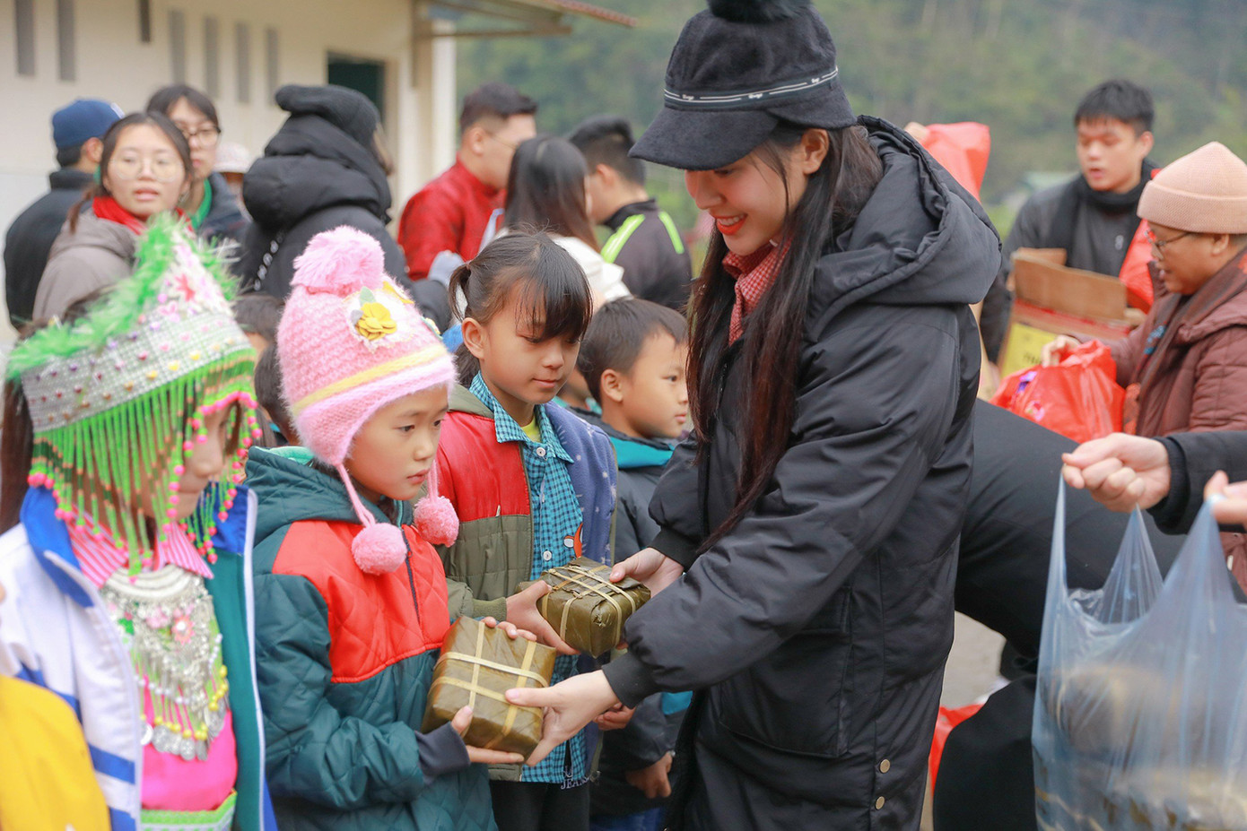 Hình ảnh của Á hậu Thùy Linh, Ngọc Hằng trong chương trình Xuân gắn kết, Tết yêu thương. Hình ảnh của Á hậu Thùy Linh, Ngọc Hằng trong chương trình Xuân gắn kết, Tết yêu thương.