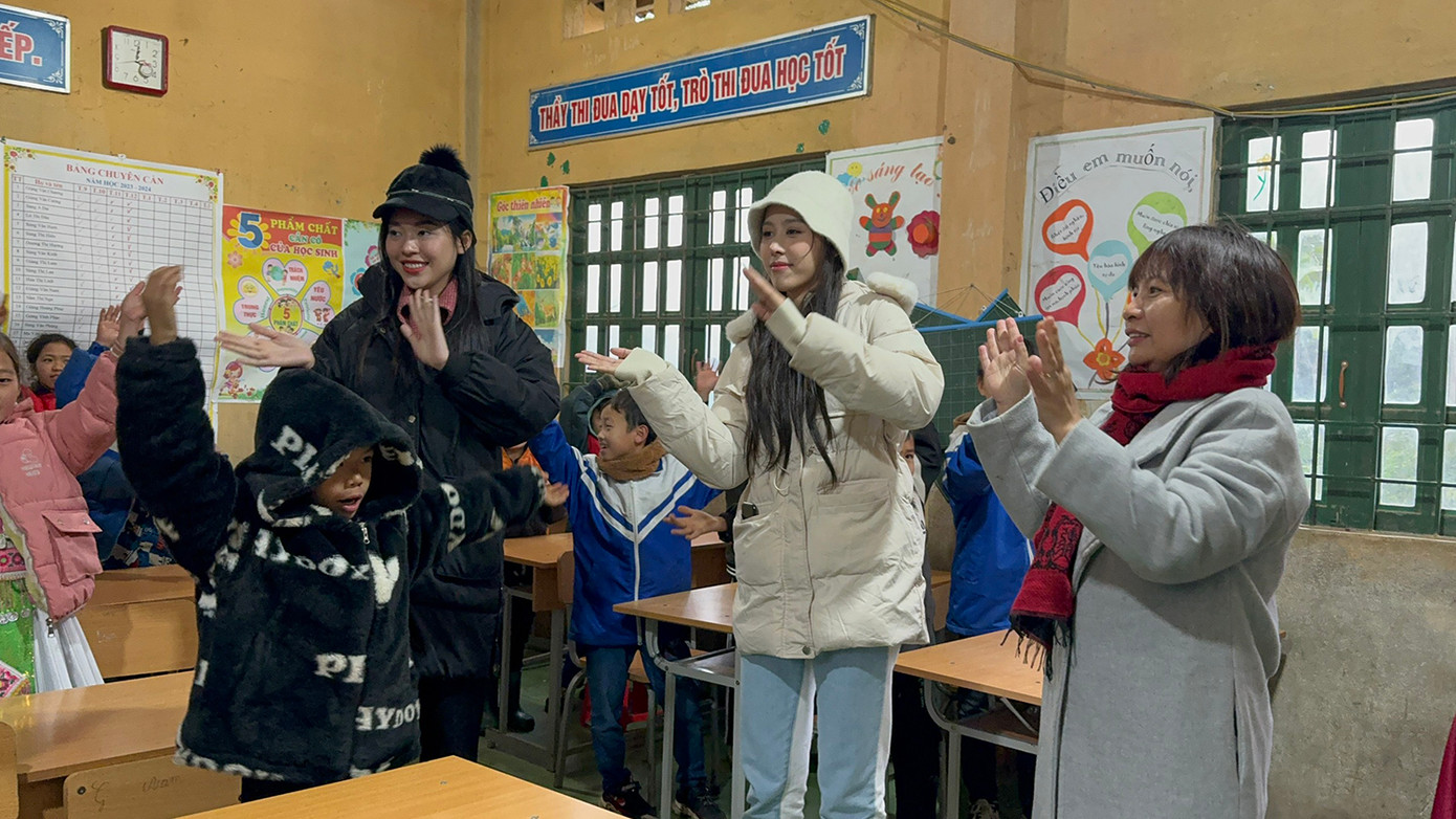 Hình ảnh của Á hậu Thùy Linh, Ngọc Hằng trong chương trình Xuân gắn kết, Tết yêu thương. Hình ảnh của Á hậu Thùy Linh, Ngọc Hằng trong chương trình Xuân gắn kết, Tết yêu thương.