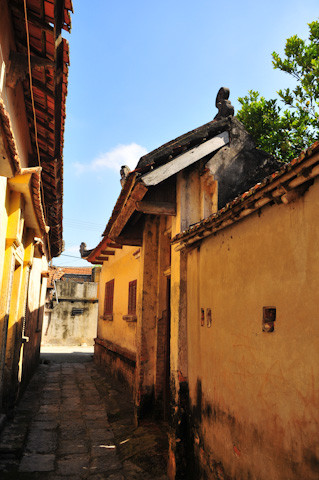 Đối lập với gam màu nóng của các bức tường là