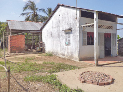 Ngôi nhà trống của hộ nghèo Sơn Thị Lệ Hoa. Ảnh: Tuấn Anh