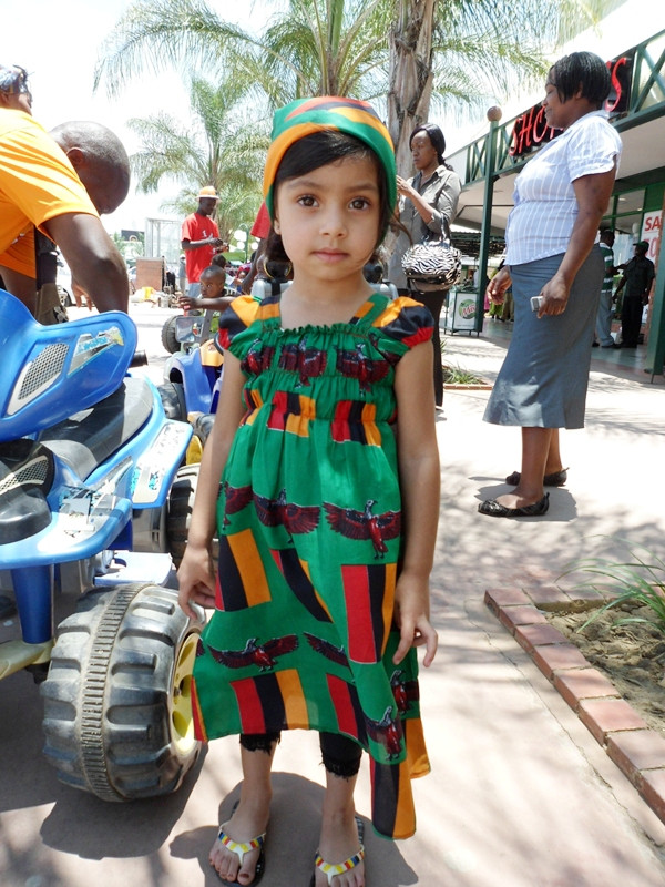 Em bé mặc trang phục phỏng theo lá cờ của Zambia