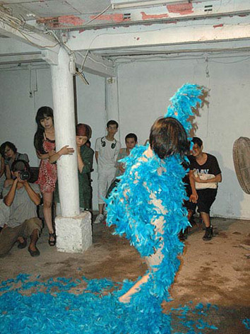 Biểu diễn nghệ thuật “cởi” và “mở” gây phản cảm. Ảnh: T.L