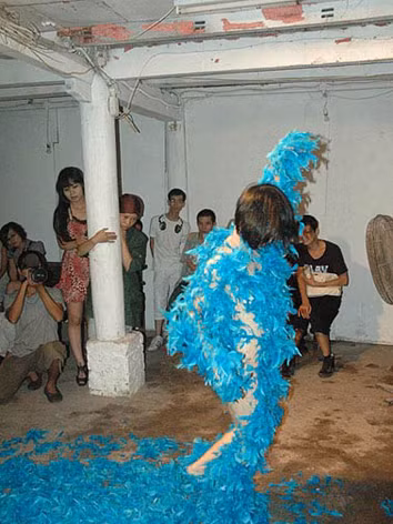 Biểu diễn nghệ thuật “cởi” và “mở” gây phản cảm. Ảnh: T.L. Biểu diễn nghệ thuật “cởi” và “mở” gây phản cảm. Ảnh: T.L