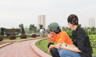 Nam nữ thám tử tư đóng giả làm tình nhân để theo dõi một vụ ngoại tình. Ảnh: Phương Thảo