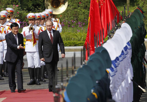 Chủ tịch nước Trương Tấn Sang hướng dẫn Tổng thống Putin duyệt đội danh dự Quân đội nhân dân Việt Nam