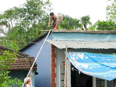 Người dân Phong Điền chằng chống nhà cửa trước khi bão đổ bộ. Ảnh: báo Thừa Thiên-Huế