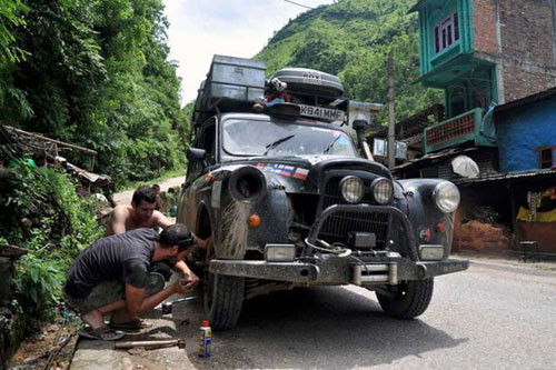 Cả 3 đang cố gắng tự sửa lốp xe bị hỏng ở Nepal