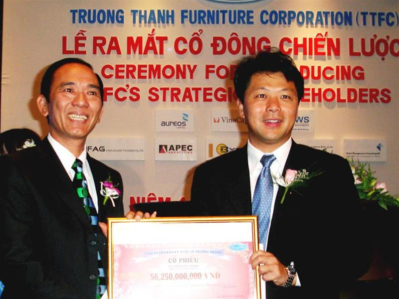 Ông Thành với đại diện cổ đông chiến lược của tập đoàn