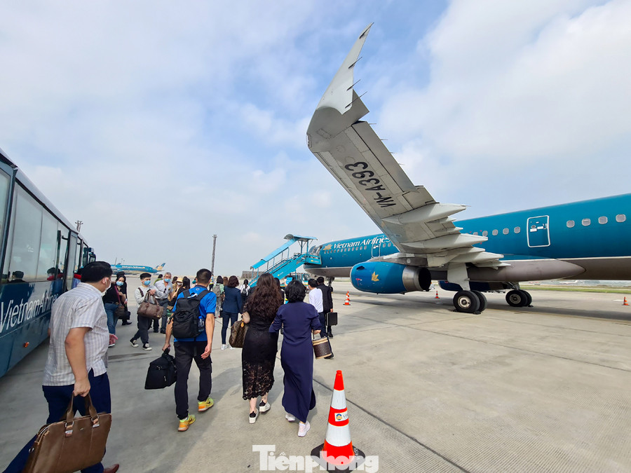 Vietnam Airlines Group bay tăng cường thêm gần 550 chuyến bay với hơn 100.000 vé được bán bổ sung để phục vụ dịp Tết Âm lịch sắp tới. Vietnam Airlines Group bay tăng cường thêm gần 550 chuyến bay với hơn 100.000 vé được bán bổ sung để phục vụ dịp Tết Âm lịch sắp tới.