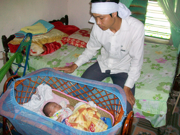 Bỗng dưng anh Quân phải chịu cảnh “gà trống nuôi con”