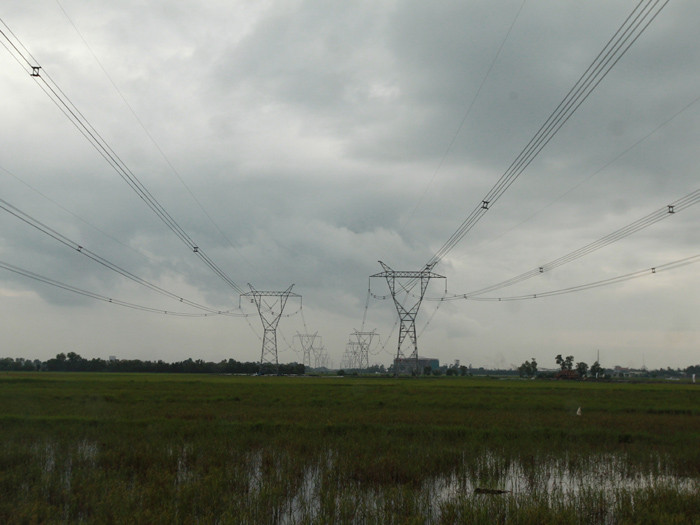 Đường dây 500kV đoạn qua khu vực Cầu Bông. Ảnh: Phong Cầm