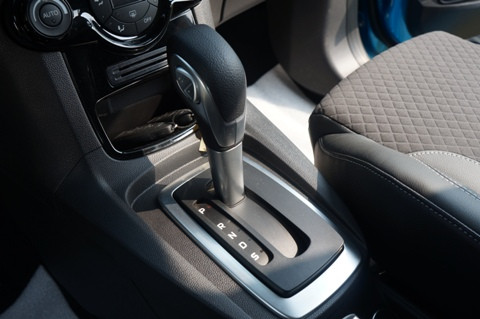 Cần số trên Fiesta EcoBoost, có thế độ lái Sport tăng giảm số bán tự động