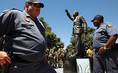 Những nhân viên cảnh sát 'thừa cân' của Nam Phi. Những nhân viên cảnh sát 'thừa cân' của Nam Phi