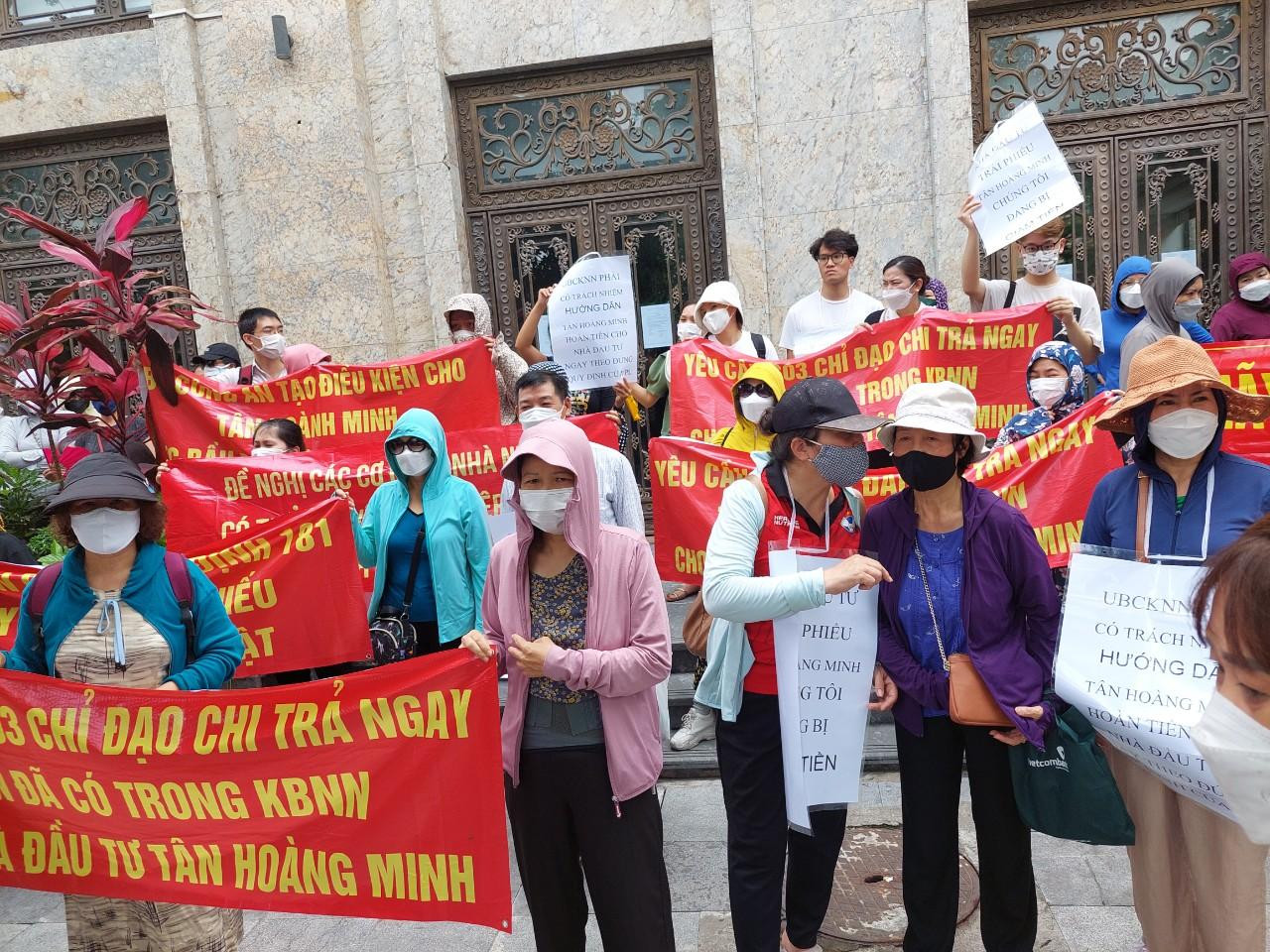 Nhà đầu tư trái phiếu Tân Hoàng Minh căng băng rôn đòi tiền trước trụ sở 24 Quang Trung (Hà Nội). Nhà đầu tư trái phiếu Tân Hoàng Minh căng băng rôn đòi tiền trước trụ sở 24 Quang Trung (Hà Nội).