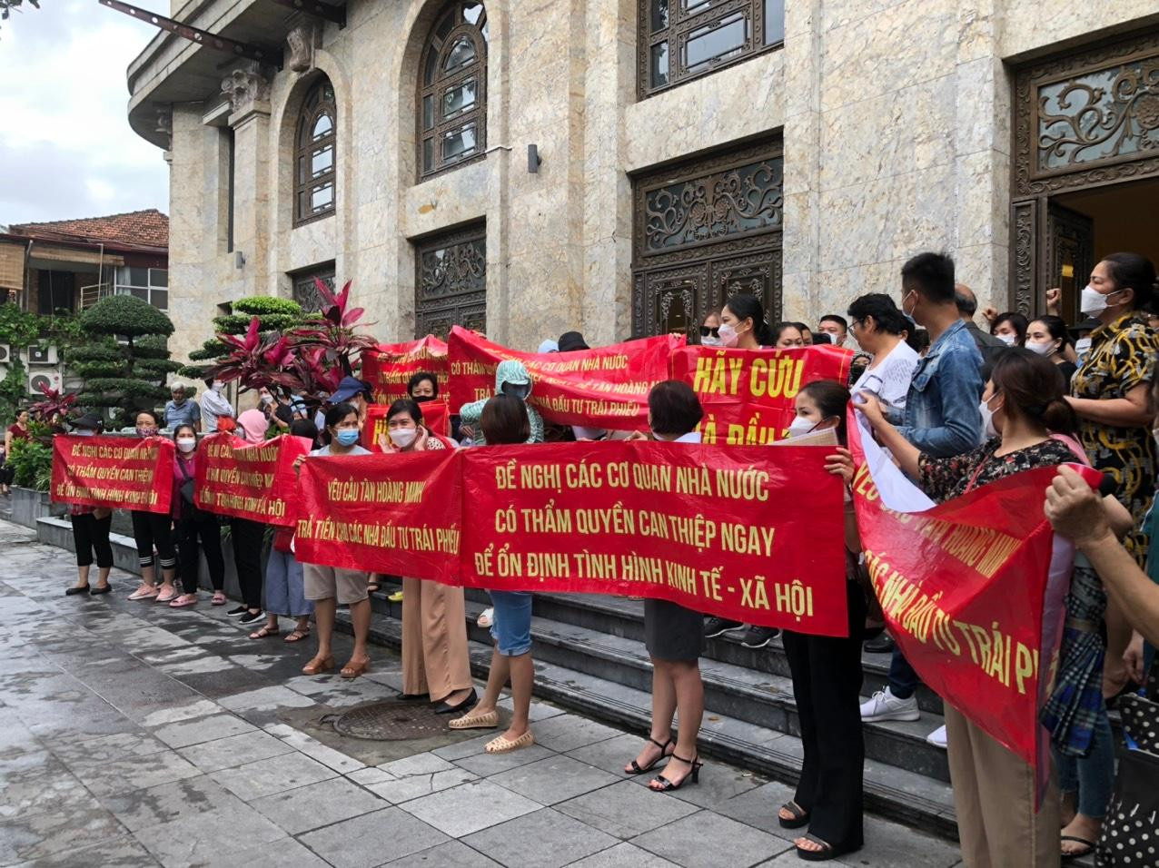 Nhiều nhà đầu tư trái phiếu Tân Hoàng Minh căng băng rôn trước trụ sở tập đoàn đòi tiền mua trái phiếu.