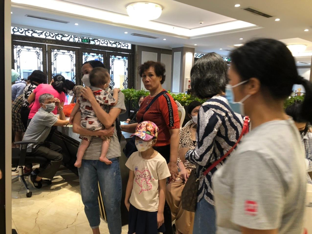 Nhà đầu tư trái phiếu Tân Hoàng Minh kéo theo con nhỏ lên trụ sở công ty sáng 6/6.