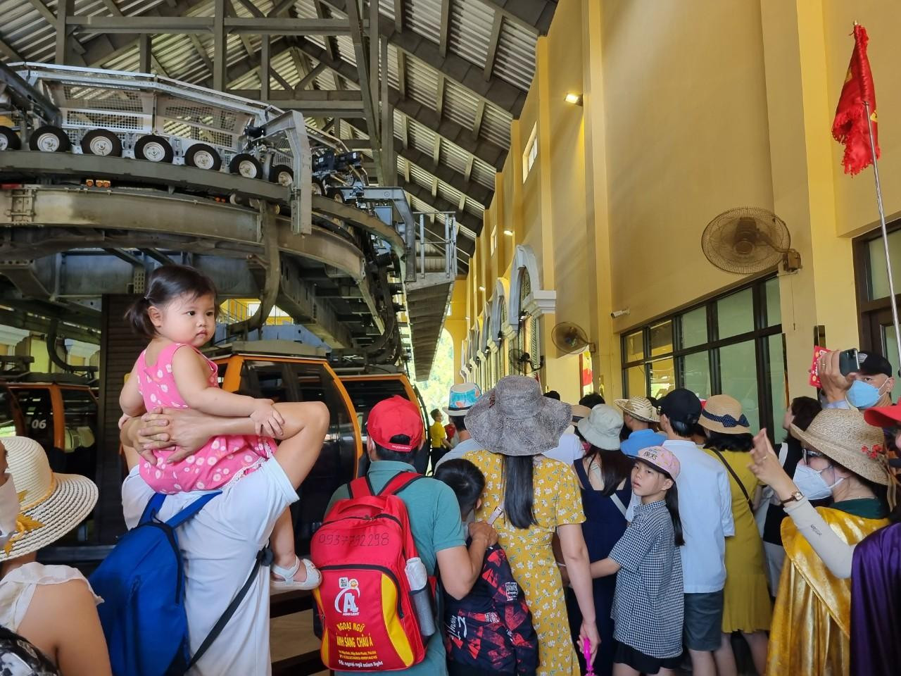 Anh Nguyễn Quang Trung (Hà Nội) mang theo con nhỏ đi tham quan vui chơi tại Bà Nà (Đà Nẵng). Anh Trung cho biết, gia đình anh tới Đà Nẵng tối ngày 25/6. Sáng ngày 26/6, gia đình phải xuất phát từ khách sạn tại trung tâm thành phố từ sớm để kịp giờ lên Bà Nà tránh đông đúc khi đi cáp treo. Anh Nguyễn Quang Trung (Hà Nội) mang theo con nhỏ đi tham quan vui chơi tại Bà Nà (Đà Nẵng). Anh Trung cho biết, gia đình anh tới Đà Nẵng tối ngày 25/6. Sáng ngày 26/6, gia đình phải xuất phát từ khách sạn tại trung tâm thành phố từ sớm để kịp giờ lên Bà Nà tránh đông đúc khi đi cáp treo.