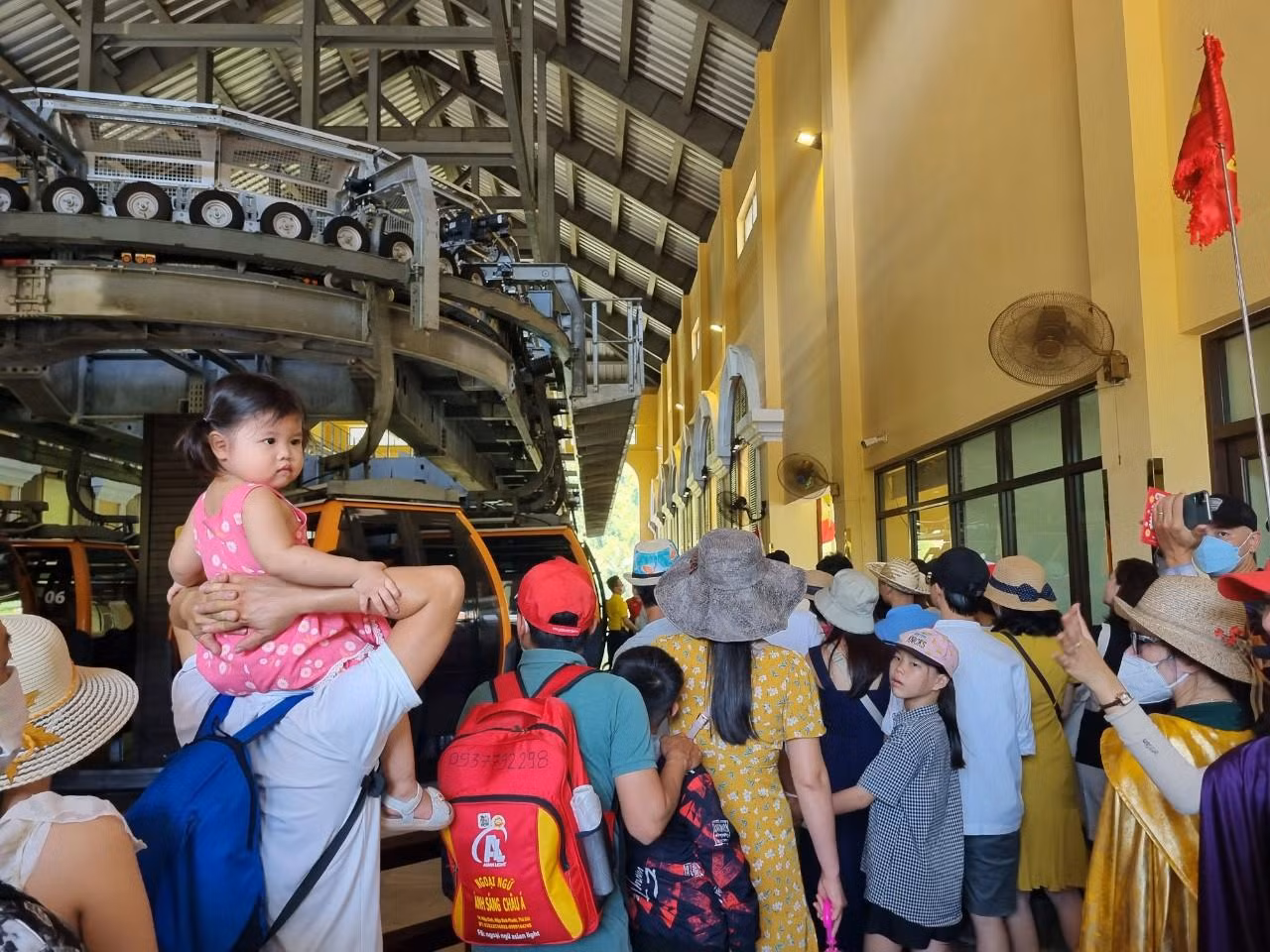 Anh Nguyễn Quang Trung (Hà Nội) mang theo con nhỏ đi tham quan vui chơi tại Bà Nà (Đà Nẵng). Anh Trung cho biết, gia đình anh tới Đà Nẵng tối ngày 25/6. Sáng ngày 26/6, gia đình phải xuất phát từ khách sạn tại trung tâm thành phố từ sớm để kịp giờ lên Bà Nà tránh đông đúc khi đi cáp treo.