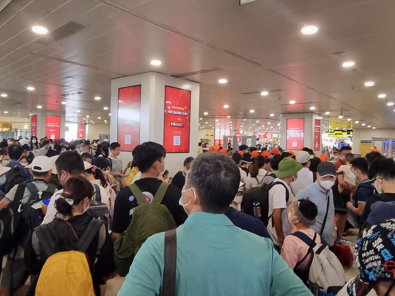 Hàng nghìn khách xếp hàng tại khu vực an ninh sân bay Nội Bài ngày 26/6. Hàng nghìn khách xếp hàng tại khu vực an ninh sân bay Nội Bài ngày 26/6.