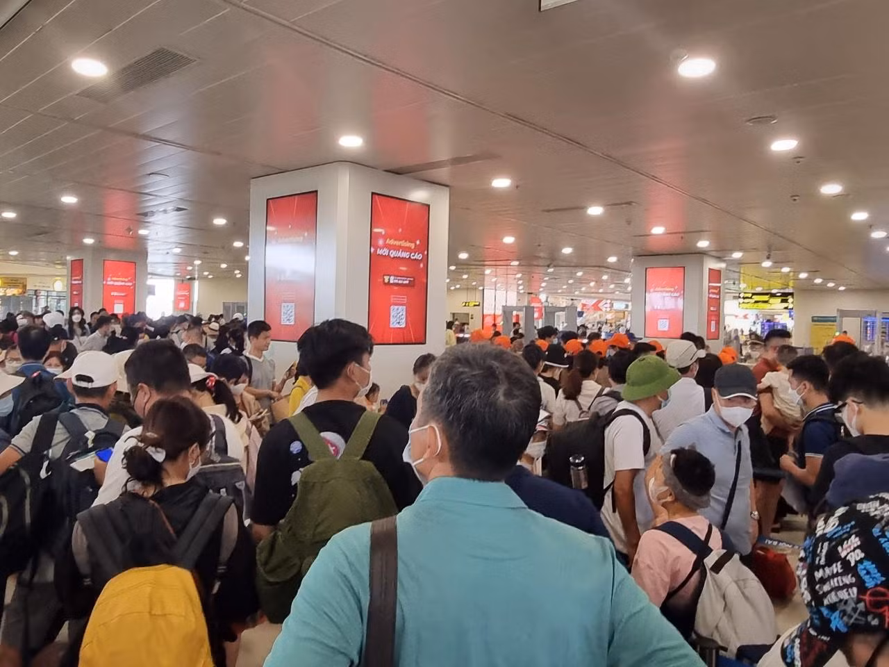 Hàng nghìn khách xếp hàng tại khu vực an ninh sân bay Nội Bài ngày 26/6.