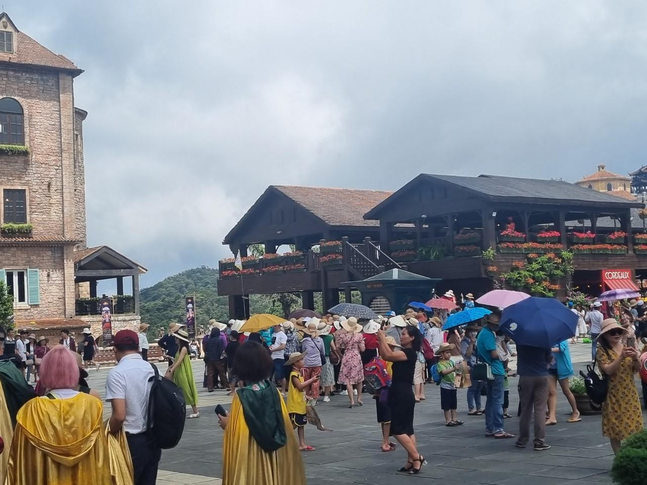 Trung bình 2 ngày cuối tuần, mỗi ngày có khoảng 15.000 du khách lên Bà Nà vui chơi. Trung bình 2 ngày cuối tuần, mỗi ngày có khoảng 15.000 du khách lên Bà Nà vui chơi.