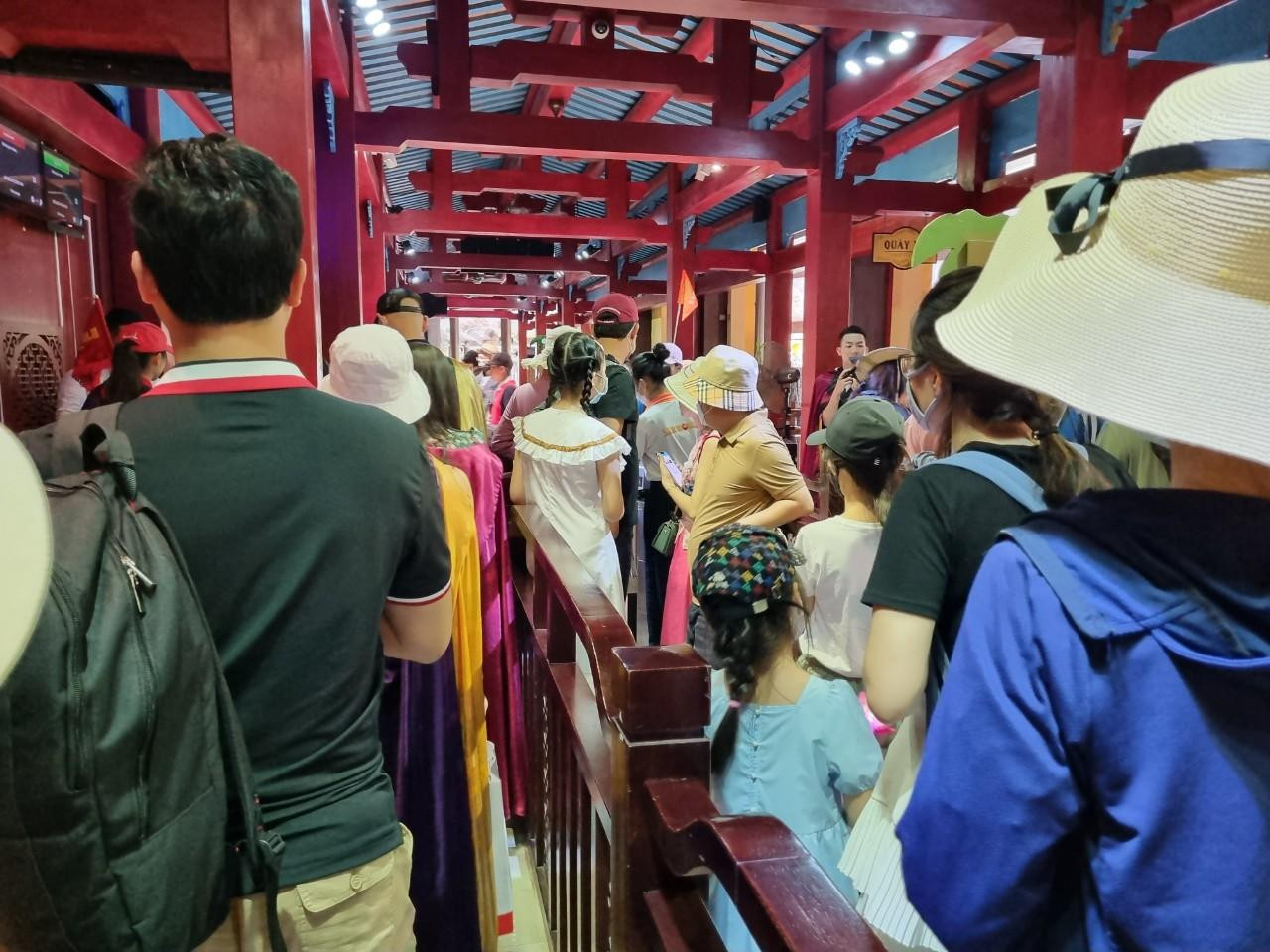 Du khách xếp hàng đi cáp treo lên Bà Nà (Đà Nẵng). Du khách xếp hàng đi cáp treo lên Bà Nà (Đà Nẵng).