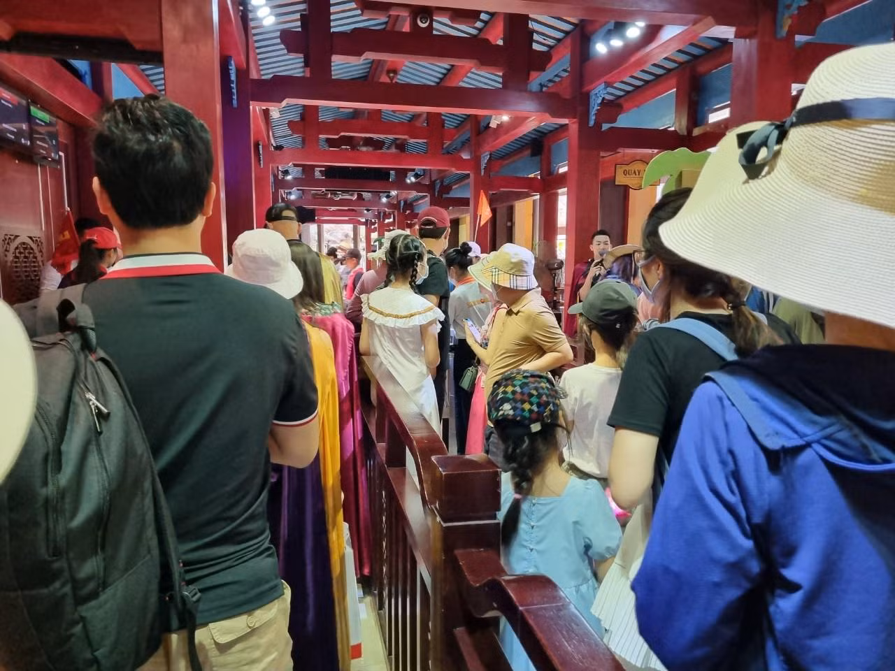 Du khách xếp hàng đi cáp treo lên Bà Nà (Đà Nẵng).